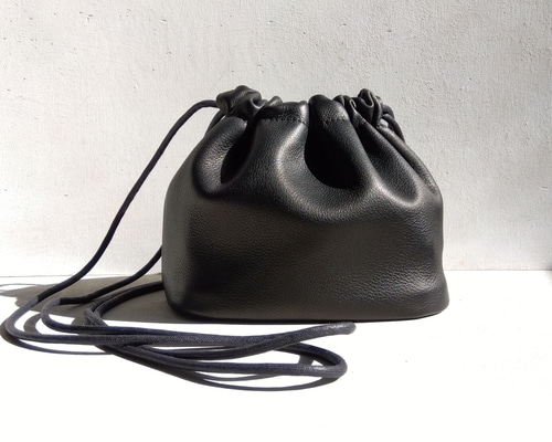巾着バッグ　牛革　黒 39a1570b8930c7e68506c6db0613cd