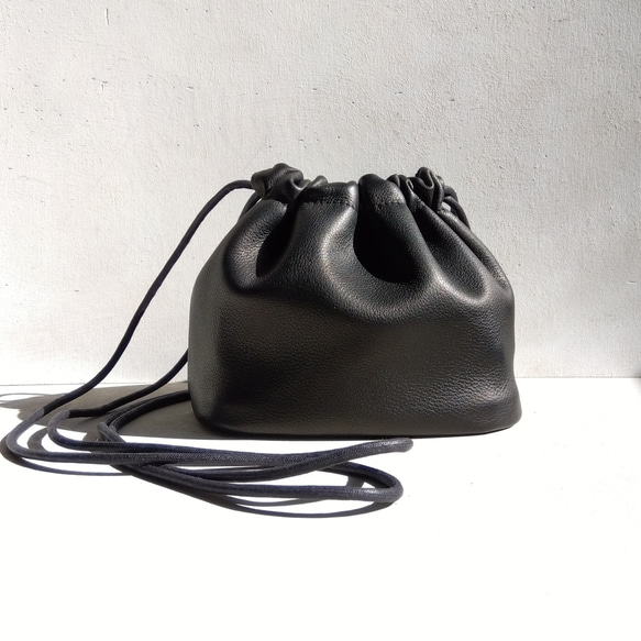 巾着バッグ　牛革　黒 ミニ巾着バッグ／柔らかいカウレザー 巾着バッグ monotone 通販