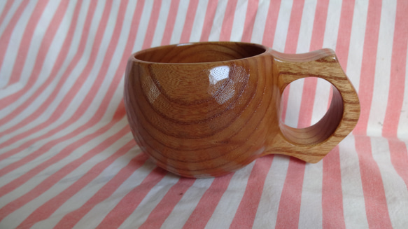 由實心櫸木雕刻而成的咖啡杯。 第8張的照片