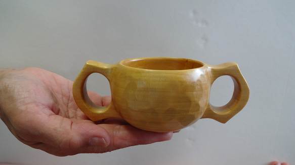 両持ち手のイチョウの一木彫りコーヒーカップ 1枚目の画像