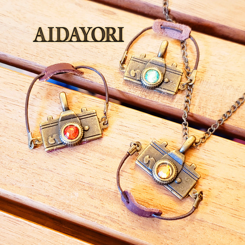 レトロカメラのペンダント【アンティーク風】イエロー／レッド 