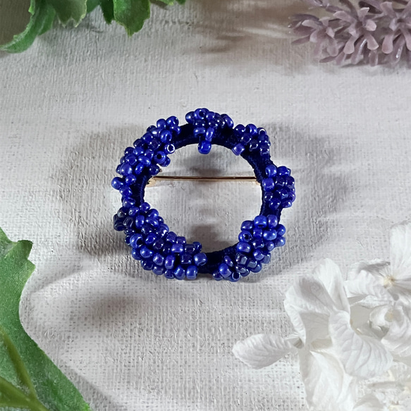 絹糸とグラスビーズのブローチ　大　ネモフィラ　りんどう　beaded circle brooch　 1枚目の画像