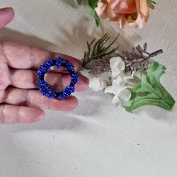 絹糸とグラスビーズのブローチ　大　ネモフィラ　りんどう　beaded circle brooch　 5枚目の画像