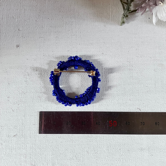 絹糸とグラスビーズのブローチ　大　ネモフィラ　りんどう　beaded circle brooch　 6枚目の画像