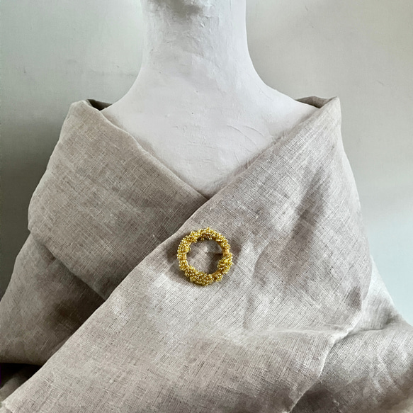 絹糸とチェコビーズのブローチ　キンモクセイ　大A　beaded circle brooch　 5枚目の画像
