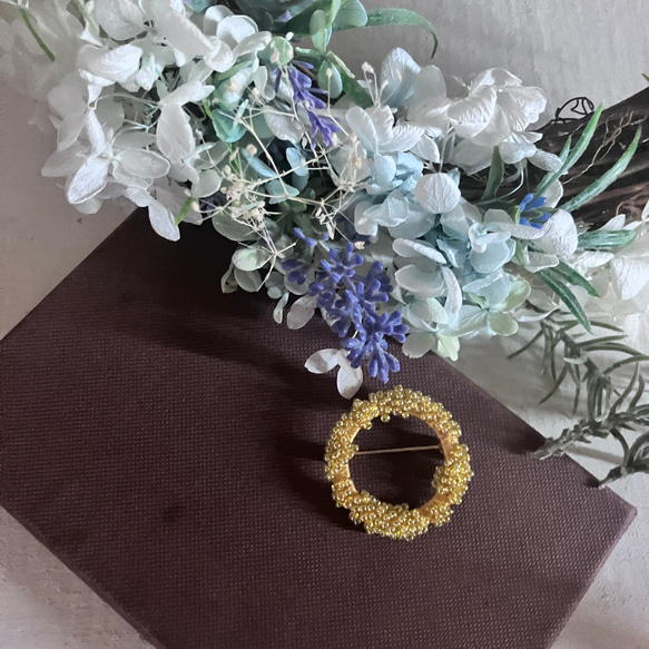 絹糸とチェコビーズのブローチ　キンモクセイ　大A　beaded circle brooch　 1枚目の画像