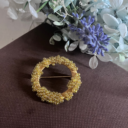 絹糸とチェコビーズのブローチ　キンモクセイ　大A　beaded circle brooch　 2枚目の画像