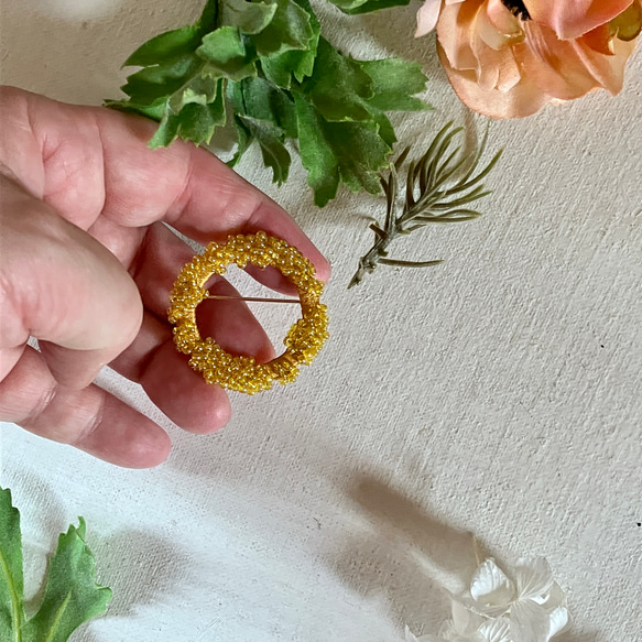 絹糸とチェコビーズのブローチ　キンモクセイ　大A　beaded circle brooch　 6枚目の画像