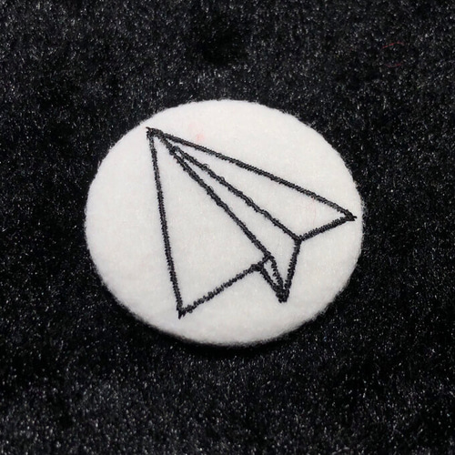 ☆刺繍缶バッジ☆ 紙飛行機 カミヒコウキ ピンバッチ studio yossy