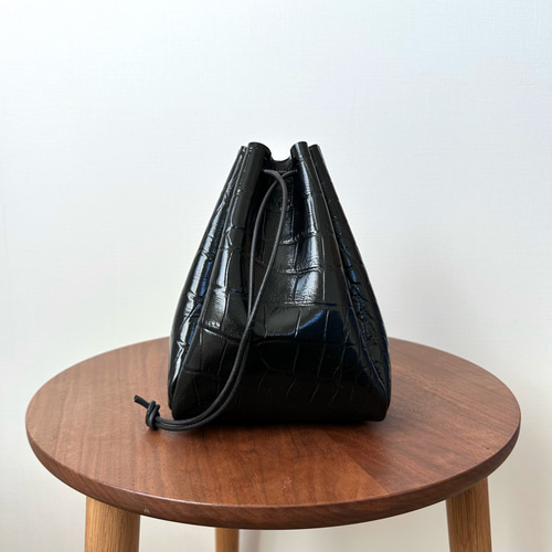 牛革巾着バッグ【ブラック・クロコ型押し】 巾着バッグ tou. 通販