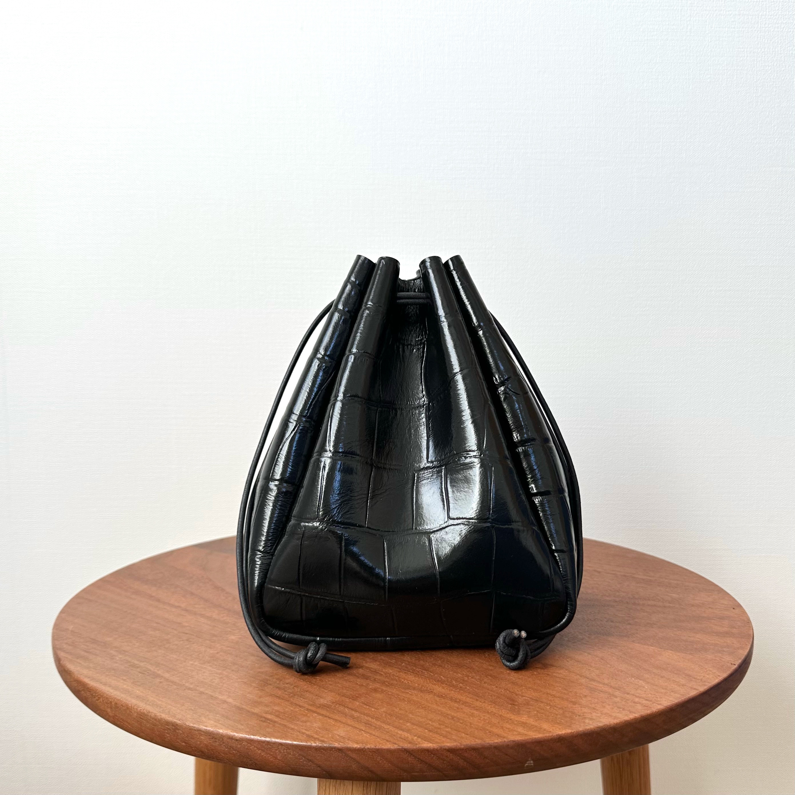 牛革巾着バッグ【ブラック・クロコ型押し】