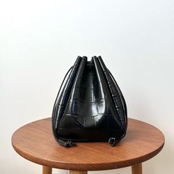 牛革巾着バッグ【ブラック・クロコ型押し】 巾着バッグ tou. 通販