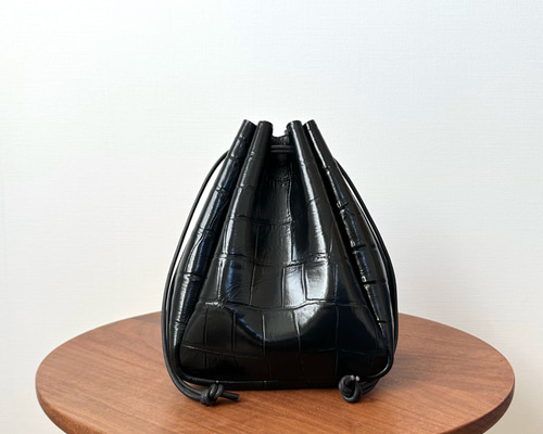 巾着バッグ　牛革　黒 牛革巾着バッグ【ブラック・クロコ型押し】 巾着バッグ tou. 通販