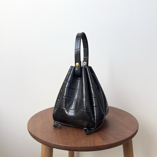 牛革巾着バッグ【ブラック・クロコ型押し】 巾着バッグ tou. 通販