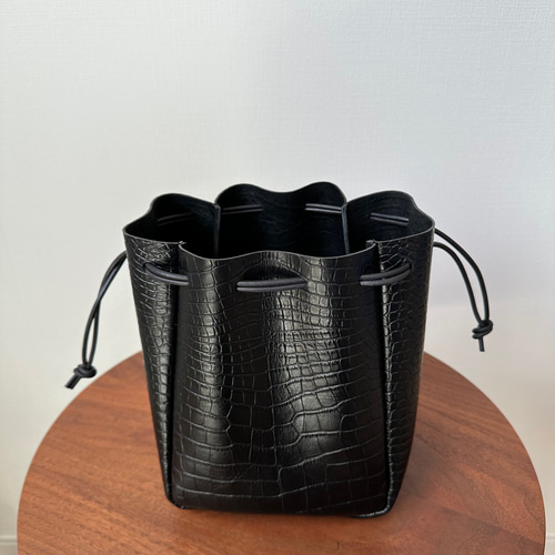 牛革巾着バッグ【ブラック・クロコ型押し】 巾着バッグ tou 牛革巾着バッグ【ブラック・クロコ型押し】 巾着バッグ tou