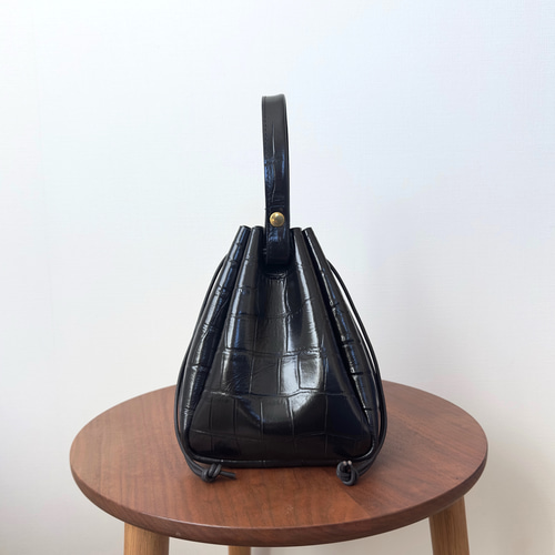 巾着　牛革 牛革巾着バッグ【ブラック・クロコ型押し】 巾着バッグ tou. 通販