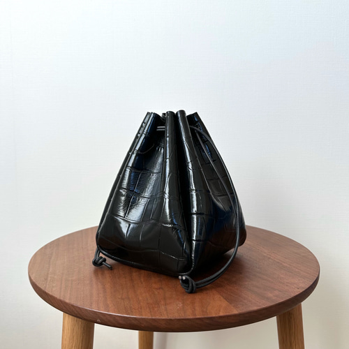 巾着バッグ　牛革　黒 牛革巾着バッグ【黒】 巾着バッグ tou. 通販 5923044｜Creema(クリーマ)