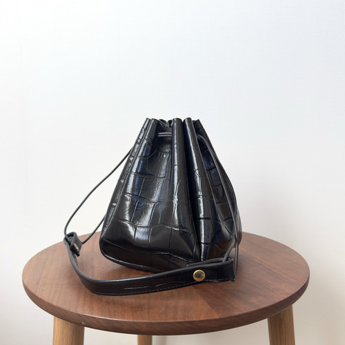 牛革巾着バッグ【ブラック・クロコ型押し】 巾着バッグ tou. 通販