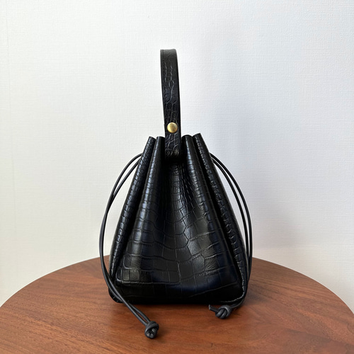 巾着バッグ　牛革　黒 牛革巾着バッグ【ブラック・クロコ型押し】 巾着バッグ tou
