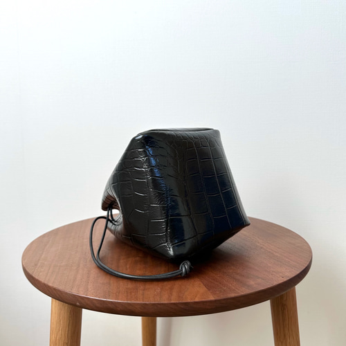 牛革巾着バッグ【ブラック・クロコ型押し】 巾着バッグ tou. 通販