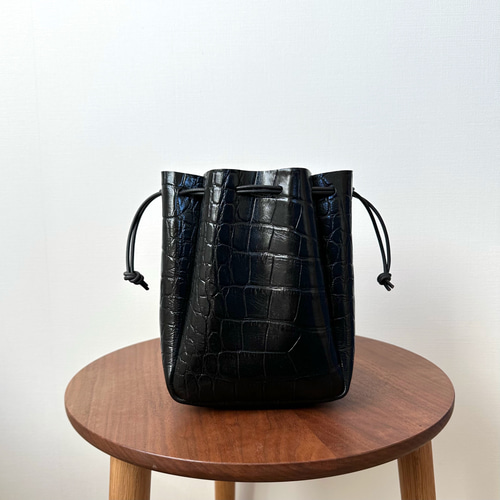 牛革巾着バッグ【ブラック・クロコ型押し】 巾着バッグ tou. 通販