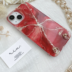 大理石模様のアルコールインクアートと煌めきを閉じ込めたiPhoneケース　スマホケース　マーブルアート　赤　真紅 3枚目の画像