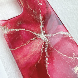 大理石模様のアルコールインクアートと煌めきを閉じ込めたiPhoneケース　スマホケース　マーブルアート　赤　真紅 17枚目の画像