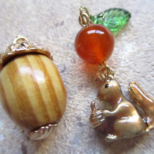 ◇3699 リスとどんぐり カーネリアンのピアス・イヤリング ピアス 