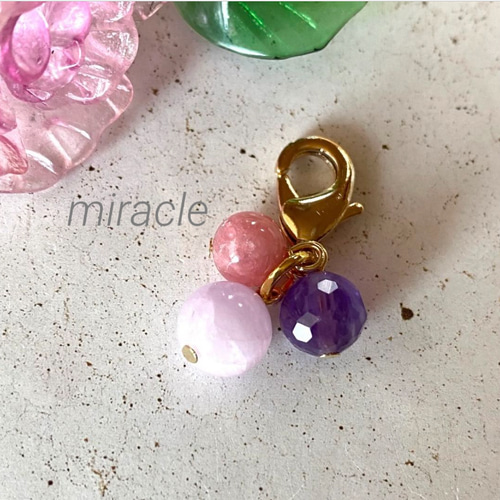 天然石（クンツァイト、アメジスト、インカローズ、オニキス）のチャーム。