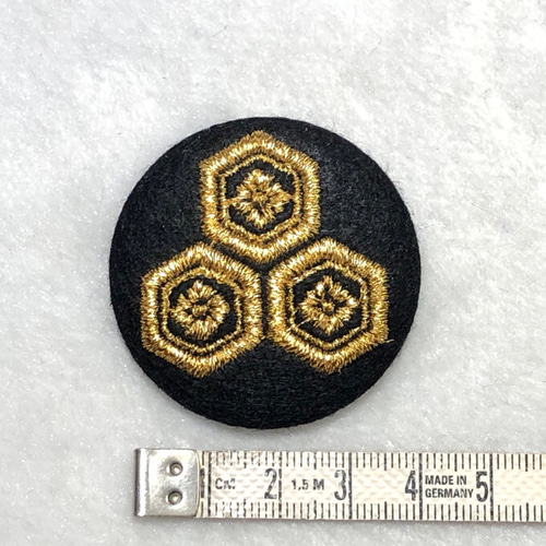 ☆刺繍缶バッジ 家紋☆ 二階堂行政（三つ盛り亀甲に花菱） ピンバッチ