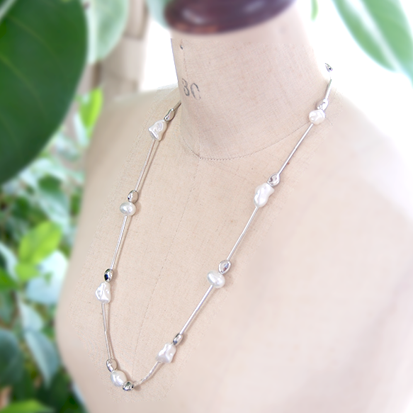 バロックパールと円柱パイプを組み合わせた、軽やかな印象のネックレス