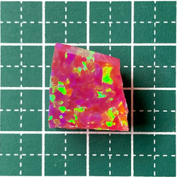 《人工オパール》(ネオンオパール) 原石 チェリーレッド/緑斑 5.7g (樹脂含侵) 4枚目の画像