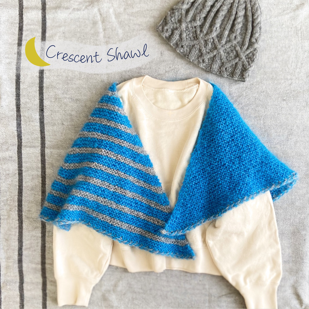 ◎ 明るい色で春まで活躍 ◎　三日月型のショール（ブルー×グレー）