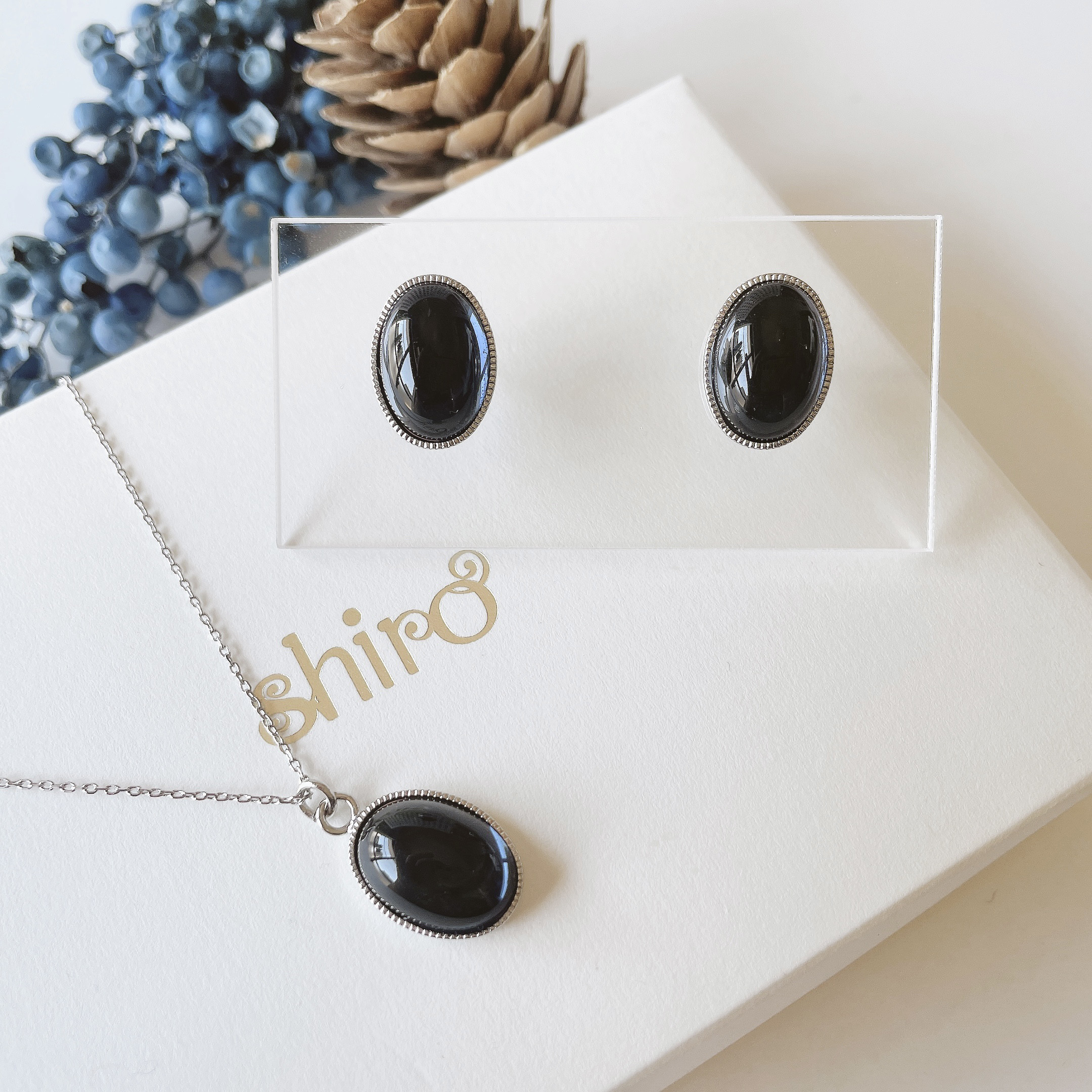 Creema限定新春福袋〈梅〉青いチェコガラス　モンタナブルーのピアス/イヤリングとネックレスのセット