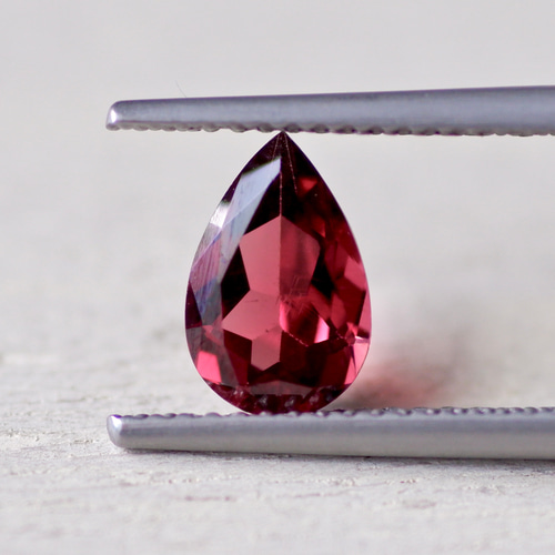 ロードライト・ガーネット＊ペアシェイプ・カット＊1.25ct＊8.6×5.7mm