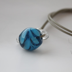 蜻蛉玉の革紐ネックレス〈ー揺らめく波ー〉〈2023-05〉 13枚目の画像