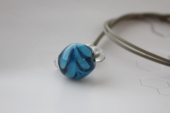 蜻蛉玉の革紐ネックレス〈ー揺らめく波ー〉〈2023-05〉 13枚目の画像