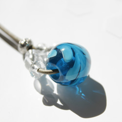 蜻蛉玉の革紐ネックレス〈ー揺らめく波ー〉〈2023-05〉 3枚目の画像