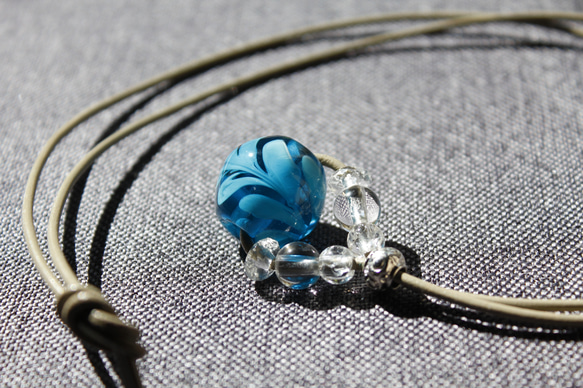 蜻蛉玉の革紐ネックレス〈ー揺らめく波ー〉〈2023-05〉 5枚目の画像