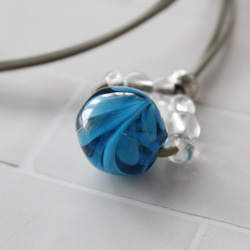 蜻蛉玉の革紐ネックレス〈ー揺らめく波ー〉〈2023-05〉 10枚目の画像