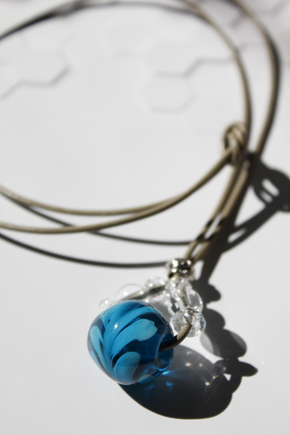 蜻蛉玉の革紐ネックレス〈ー揺らめく波ー〉〈2023-05〉 1枚目の画像