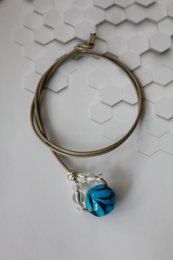 蜻蛉玉の革紐ネックレス〈ー揺らめく波ー〉〈2023-05〉 12枚目の画像