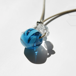 蜻蛉玉の革紐ネックレス〈ー揺らめく波ー〉〈2023-05〉 8枚目の画像