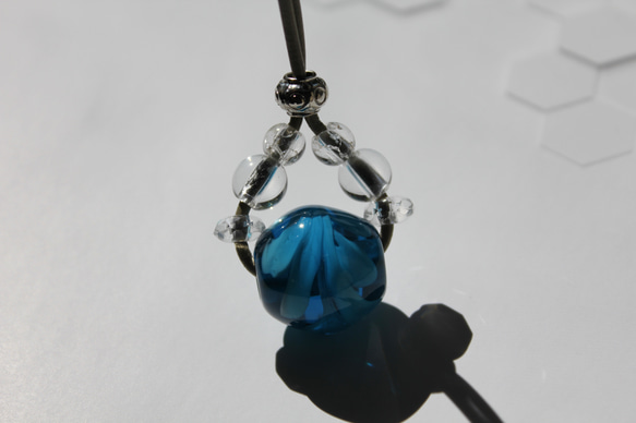 蜻蛉玉の革紐ネックレス〈ー揺らめく波ー〉〈2023-05〉 11枚目の画像