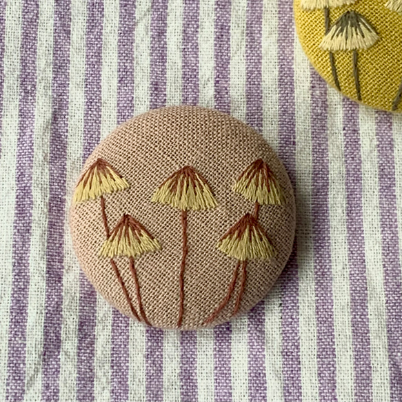 刺繍ブローチ/ヘアゴム　秋の森のキノコ・ピンク 1枚目の画像