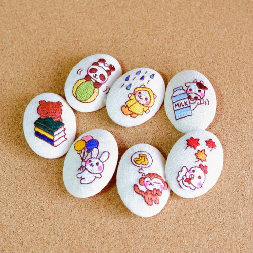 くるみボタンのブローチ〜秋の紅葉＆にわとりさん刺繍〜 ※受注