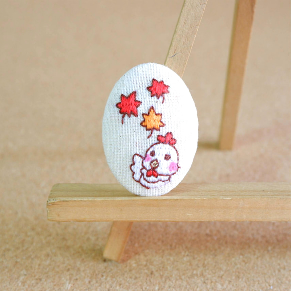 くるみボタン　鳥刺繍　ブローチ くるみボタン刺繍ブローチ 青い鳥とひまわり ハンドメイド