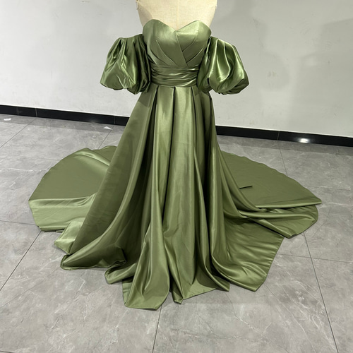 パーティードレス グリーン パフスリーブ ベアトップ 光沢サテン 派手  