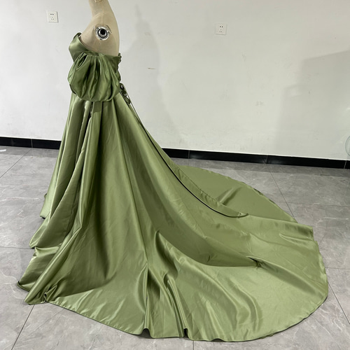 パーティードレス グリーン パフスリーブ ベアトップ 光沢サテン 派手  