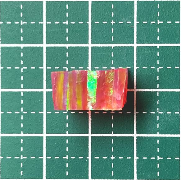 《人工オパール》(ネオンオパール) 原石 チェリーレッド/緑斑 2.6g (樹脂含侵) 2枚目の画像